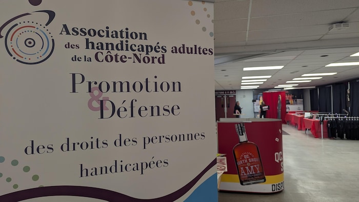 Une bannière de l'Association des handicapés adultes de la Côte-Nord.