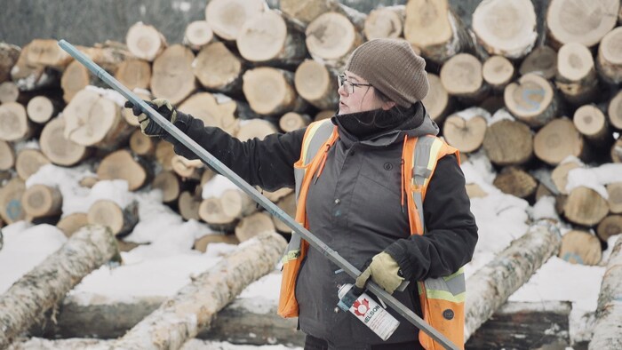 Lydia Petiquay classifie les billes de bois.