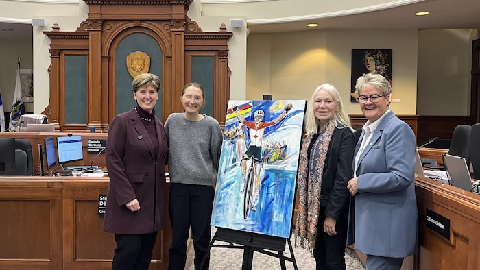 Magdeleine Vallières Mill en compagnie de la mairesse de Sherbrooke, Marie-Claude Bibeau, et la présidente du conseil municipal, Danielle Berthold.