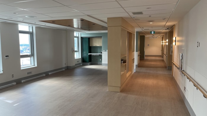 L'intérieur d'un bâtiment neuf, vide.