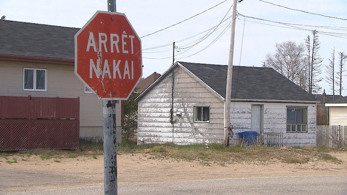 Une maison et un panneau d'arrêt.