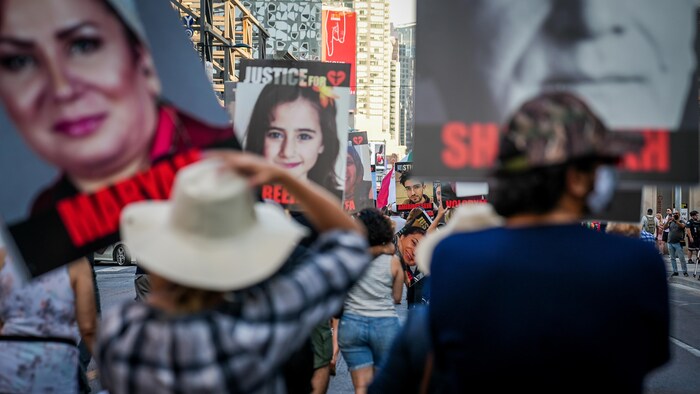 Toronto: Several hundred people gathered at the call of the association representing the victims of flight PS752, shot down by the Iranian regime in January 2020.