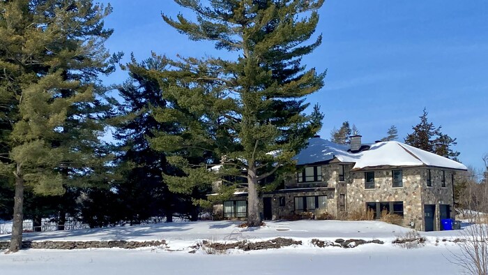 La façade d'un bâtiment