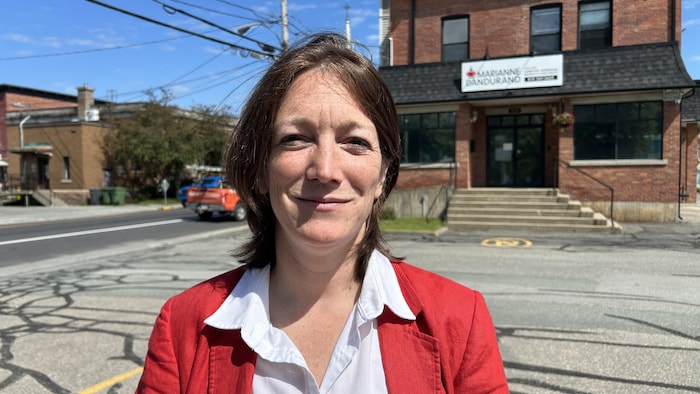 Marianne Dandurand, députée de Compton-Stanstead devant son bureau de circonscription.