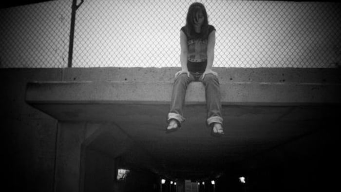 Marie-Lou sur un viaduc