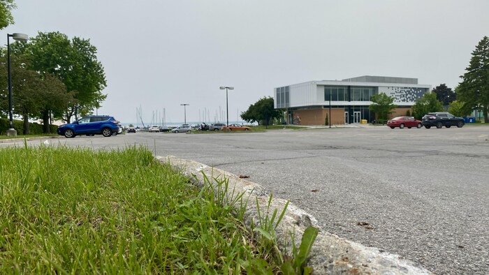 Des espaces de stationnement et un édifice