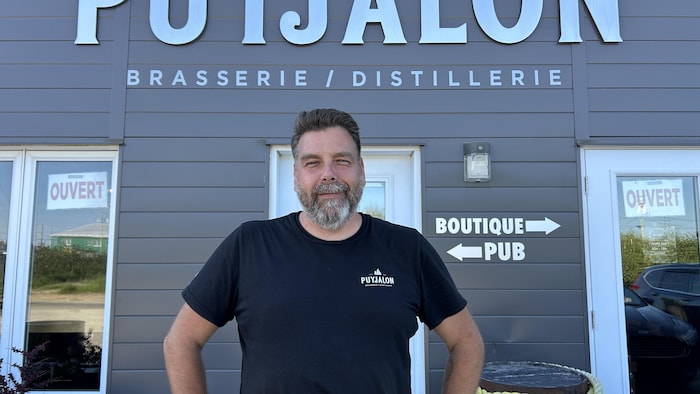 Mario Noël devant la distillerie Puyjalon