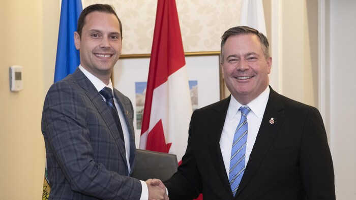 Matt Jones serre la main de Jason Kenney lors du remaniement ministériel du 21 juin 2022.