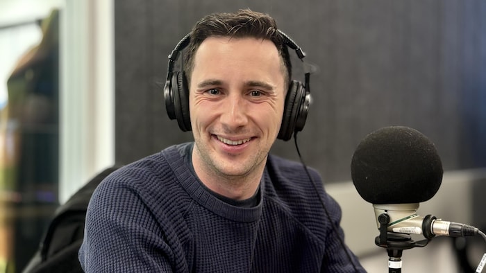 Matt Pelletier dans les studios de Radio-Canada.