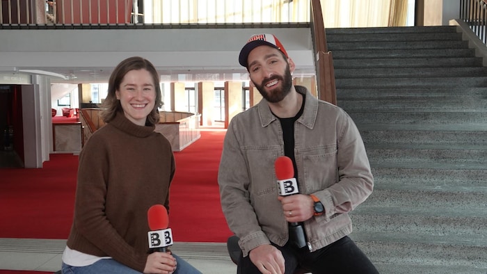 Maude Cyr-Deschênes et Raphaël Butler sourient.
