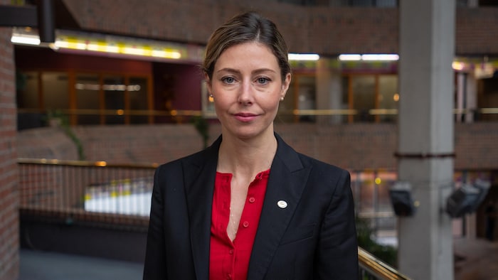 Maude Marquis-Bissonnette pose dans la Maison du citoyen.
