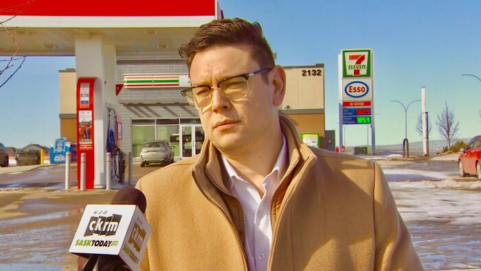 Jordan McPhail s'adresse aux journalistes devant une station-service de la Saskatchewan.