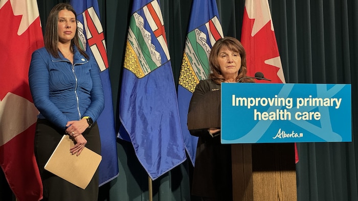 Pauwlina Cyca et Adriana LaGrange lors d'une conférence de presse à Calgary, le 9 octobre 2024.