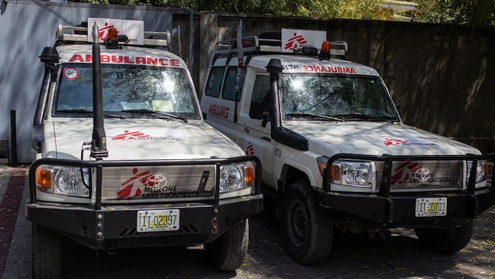 Des ambulances de Médecins sans frontières à Port-au-Prince.