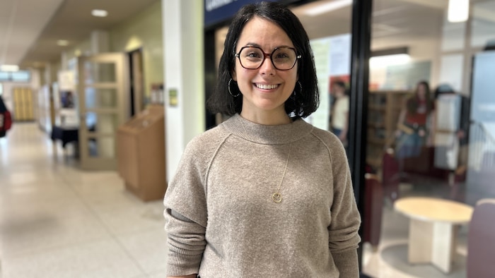 Une femme avec des lunettes.