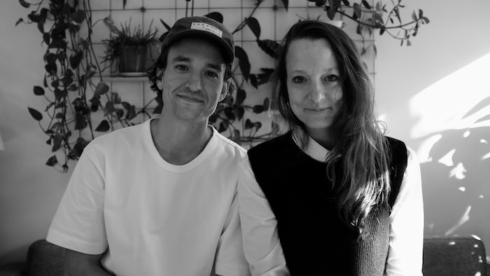 Un homme et une femme qui posent souriants.