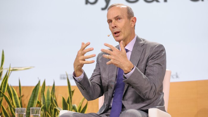 Mike Wirth parle sur la scène de la conférence CERAWeek, au Texas, le 23 mars 2026.