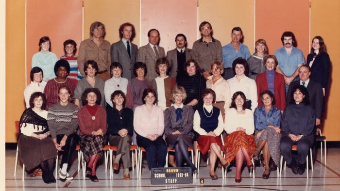 Une photo du personnel d'une école.