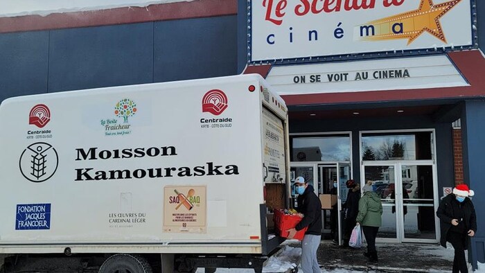 Un camion de Moisson Kamouraska devant une salle de cinéma.