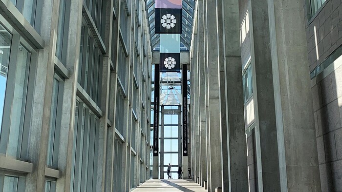 Un grand corridor lumineux à l'intérieur du Musée des beaux-arts du Canada.