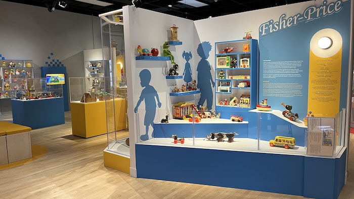 Un stand d'exposition sur le thème de Fisher-Price.