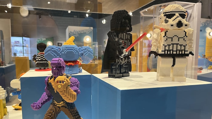 Des figurines de Dark Vador, d'un Stormtrooper et de Thanos fabriquées en Lego.