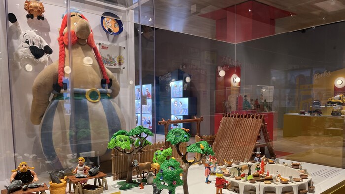 Des figurines devant un Obélix en peluche de 2,3 mètres de haut.