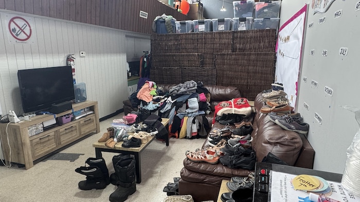 Des souliers et d'autres vêtements sont étalés dans un entrepôt.