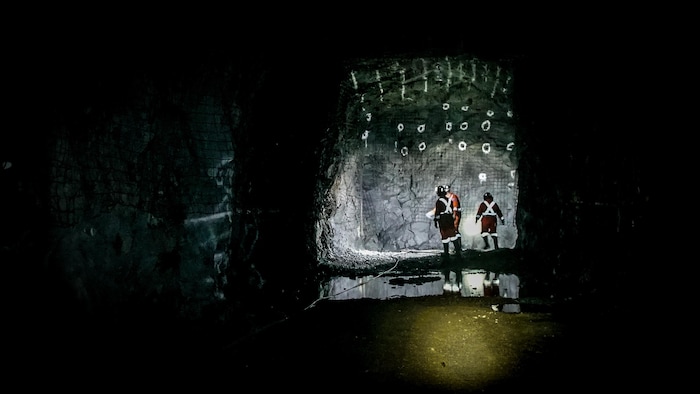 Trois étudiants mineurs se trouvent au fond d'une galerie sombre dans la mine de Norcat.