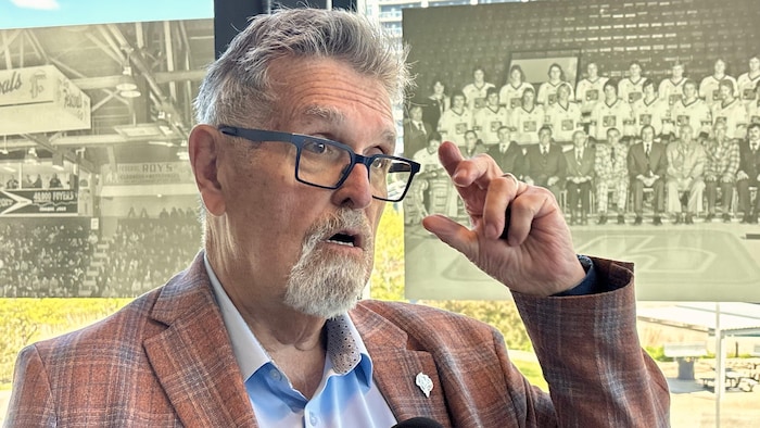 Norman MacMillan répond à une question.