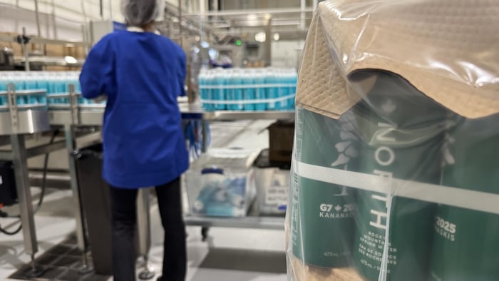 G7 Peak challenges and options in a bottle star-news.press/wp Reusable bottles are packed. Behind, you can see an employee in front of a chain filling the bottle.