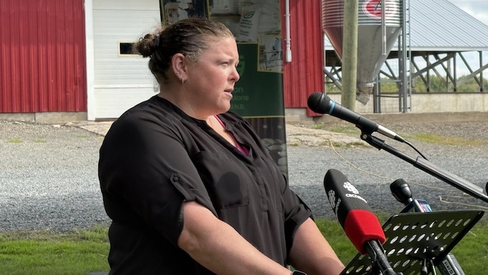 Dr Lisa Freeze parle dans des micros, sur les fermes Schuttens Holsteins.