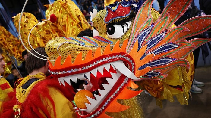 Une marionnette représentant un dragon chinois pour célébrer le Nouvel An chinois à Manchester en Angleterre.