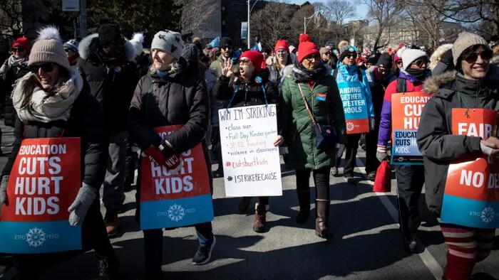 Des enseignants manifestent dans une rue de Toronto.