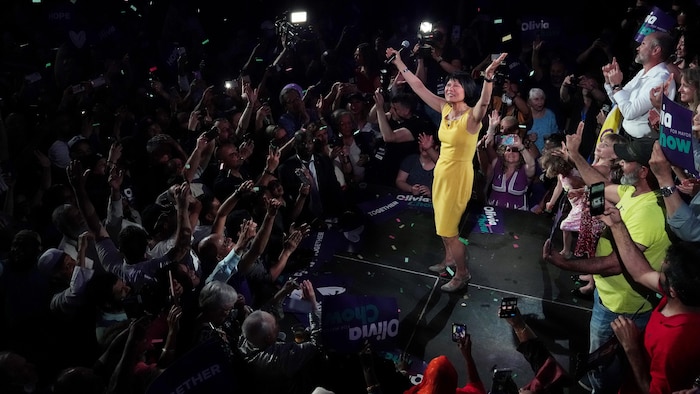 Olivia Chow, entourée de sa famille, célèbre sa victoire devant ses partisans.