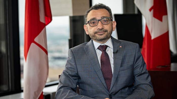 Omar Alghabra, le ministre des Transports du Canada, dans son bureau. 