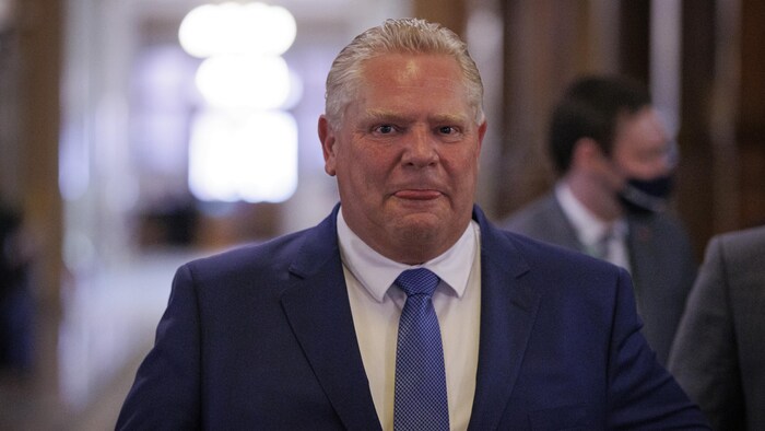 Doug Ford tire la langue.