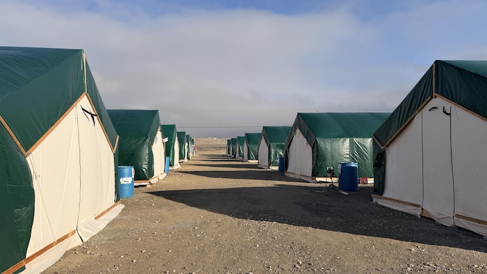 Des tentes du camp militaire près de l’aéroport de Resolute Bay, au Nunavut, en septembre 2026.