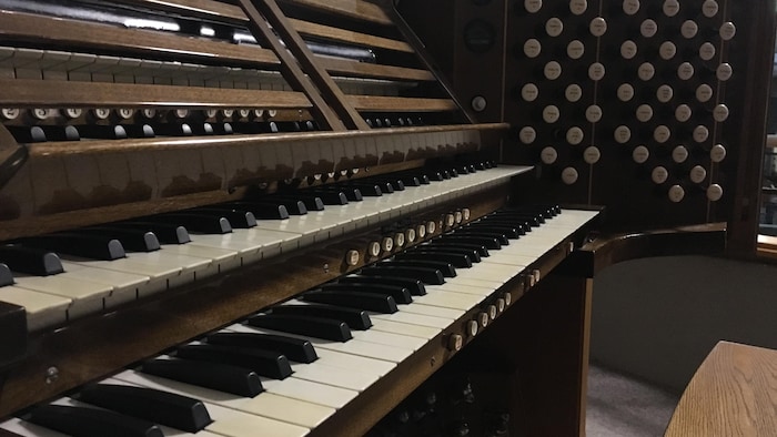 Un orgue avec quatre claviers superposés.