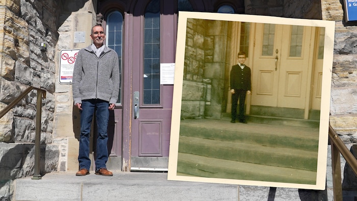 Montage d'une photo d'un homme debout aux côtés d'une grande porte d'un édifice et d'une photo d'archives de la même personne dans sa jeunesse aux côtés de la même porte.
