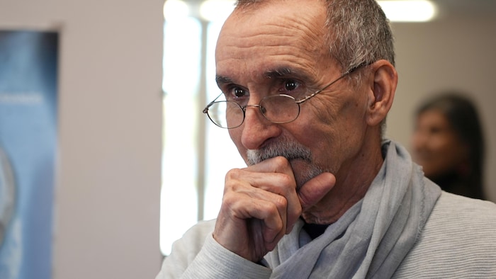 Gros plan du visage d'un homme qui a un regard pensif rempli d'émotions.