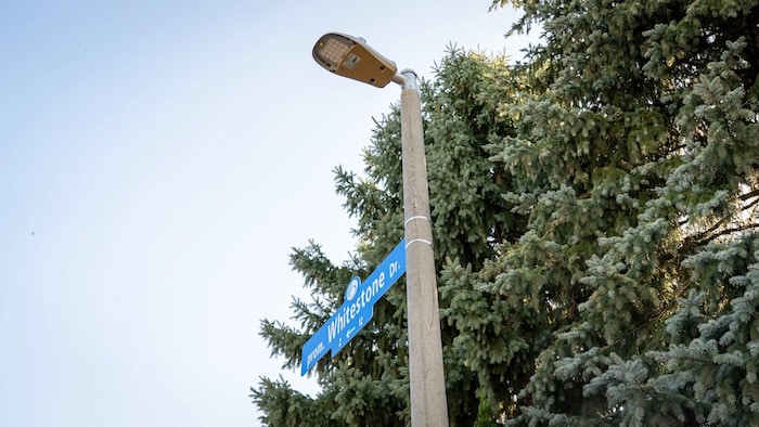 Un panneau de signalisation routière Promenade Whitestone. 