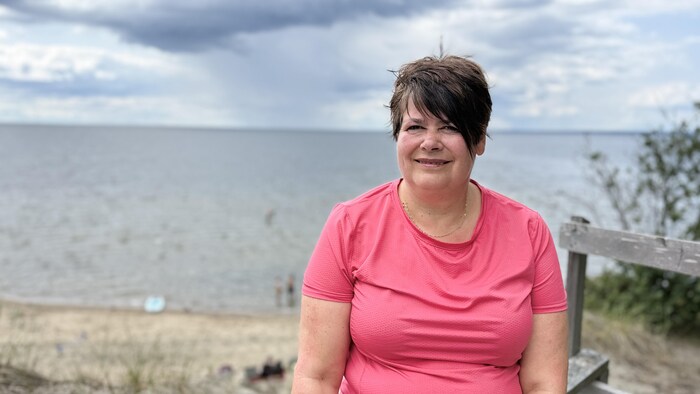 Josée Tremblay près d'une plage.