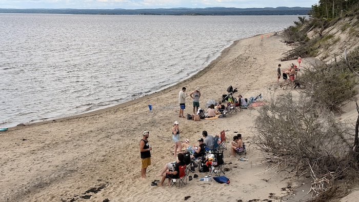 Des gens sur une plage.