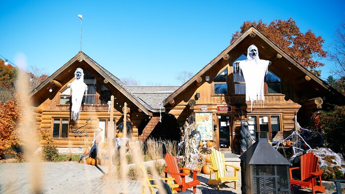Un édifice du Parc Oméga décoré pour l'Halloween.
