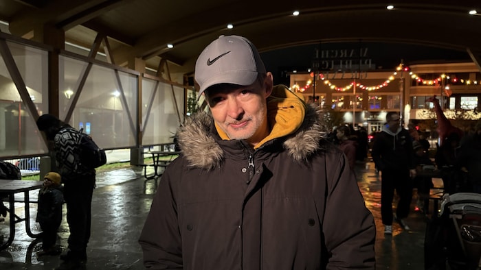 Un homme avec une casquette.