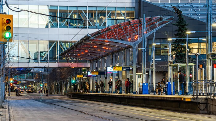 Des passagers attendent l'arrivée du train sur une plateforme. Novembre 2025.