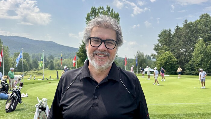 Un homme à lunettes.