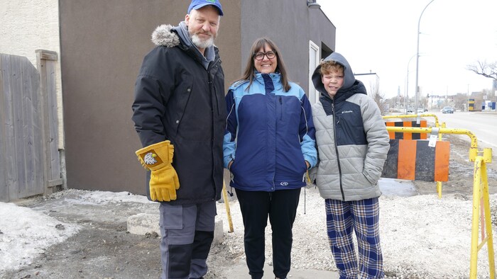 Paul Lussier et sa famille devant les travaux d'égoûts