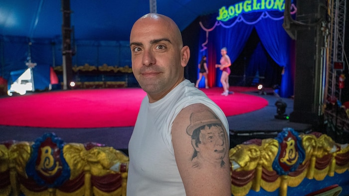Pedro Santos Jr regarde l'objectif. Sur lad épaule gauche, connected aperçoit un tatouage de clown.
